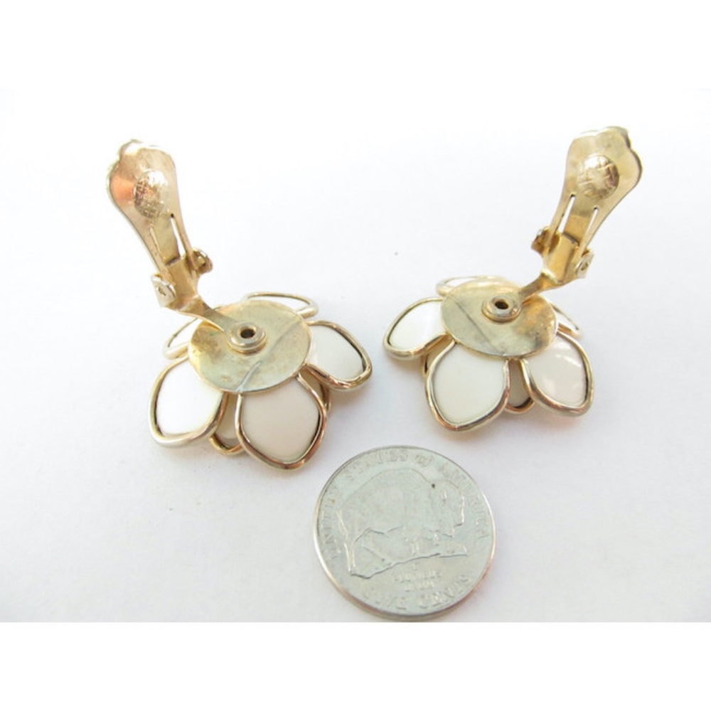 Vtg 50s White Gold Tone Milk Glass Clip-On Earrings - Picture 4 of 4